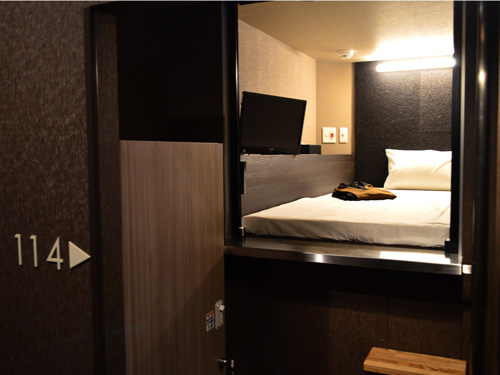 ホテルの一室、整えられたベッド